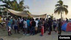 Miles de haitianos se agolpan en los embarcaderos en busca de tiquetes para continuar su migración hacia Centro América. [Foto: Cortesía alcaldía de Necoclí, Antioquia]