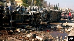 La fuerte explosión provocó la muerte de por lo menos 53 personas en su mayoría civiles que se suman a la lista de 70.000 personas que han fallecido desde que se inició el conflicto.
