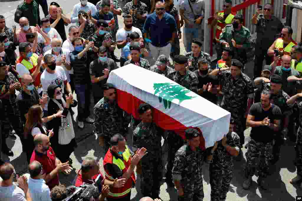 تشییع قربانیان انفجار هفته ‌پیش در بیروت این روزها در محلات شهر ادامه دارد. حدود ۲۰۰ نفر در این انفجار جان باختند.
