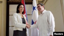 La vicepresidenta y canciller panameña, isabel Saint Malo, estrecha la mano al canciller cubano, Bruno Rodríguez, en La Habana.