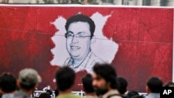 Para aktivis berkumpul di depan spanduk bergambar blogger dan penulis Amerika keturunan Bangladesh Avijit Roy yang dipasang di Dhaka, Bangladesh, 27 Februari 2015 (Foto: dok).