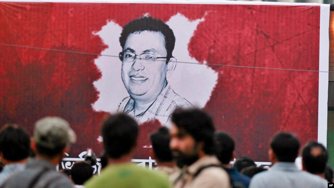 Spanduk bergambar blogger Bangladesh keturunan AS, Avijit Roy di Dhaka, Bangladesh, 27 Februari 2015 (Foto: dok). Roy, yang dikenal karena menentang ekstremisme dalam beragama, tewas terbunuh saat sedang berjalan dengan istrinya di jalanan ibukota Bangladesh, 27 Februari 2015.