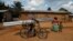 Un homme pousse un vélo chargé de tôles en acier à Beni, en République démocratique du Congo, le 8 octobre 2019. REUTERS/Zohra Bensemra
