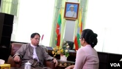 ပြည်ထောင်စုဝန်ကြီး ဒေါက်တာဖေမြင့်နဲ့ VOA တွေ့ဆုံမေးမြန်းစဉ်။ 