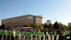 Hêzên ewlehî yên tirk li ber avahîya dadgehê nobedarî dikin