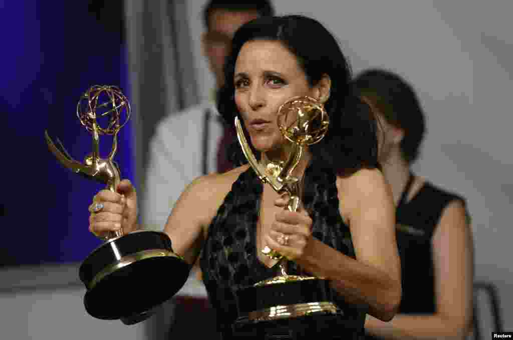 Aktris Julia Louis-Dreyfus memegang piala Emmy Awards untuk serial komedi terbaik dan aktris komedi terbaik untuk &quot;Veep&quot; (18/9). (Reuters/Mike Blake)