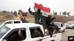 Les combattants chiites des Forces de Mobilisation Populaire patrouillent dans un quartier récemment libéré des mains de militants du groupe Etat islamique dans l'est de Mosul, Irak, 25 janvier 2017. 