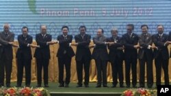 Para Menteri Luar Negeri Negara-negara ASEAN berpose dalam pembukaan sidang ASEAN ke-45 di Phnom Penh, Kamboja (9/7). Dari kiri: Wunna Maung Lwin (Burma), Albert del Rosario (Filipina), K. Shanmugam (Singapura), Surapong Tovichakchaikul (Thailand), Pham B