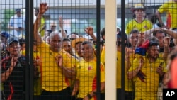 Los fanáticos esperan para ingresar al estadio antes del partido final de fútbol de la Copa América entre Argentina y Colombia en Miami Gardens, Florida, el domingo 14 de julio de 2024.