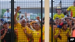 Los fanáticos esperan para ingresar al estadio antes del partido final de fútbol de la Copa América entre Argentina y Colombia en Miami Gardens, Florida, el domingo 14 de julio de 2024.