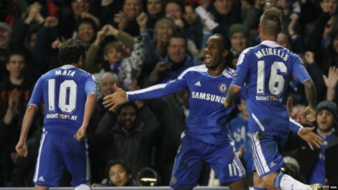 Bintang Chelsea, Didier Drogba (tengah) mencetak gol kemenangan bagi 'The Blues' dalam final Piala FA melawan Liverpool yang berakhir dengan 2-1 untuk Chelsea (foto: dok).