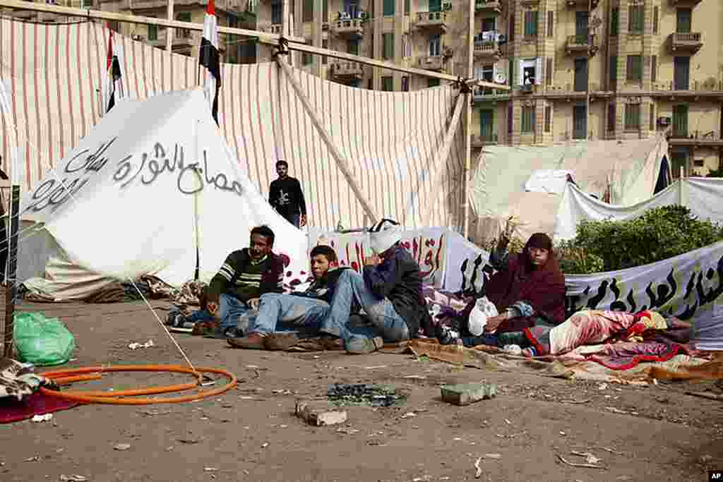 VOA - Protesters rest near tents on Tahrir Square, November 22, 2011. (Y. Weeks)