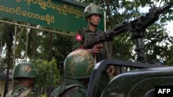 Tentara Myanmar siaga di perkampungan Muslim Rohingya di Maungdaw, negara bagian Rakhine (foto: dok). Misi pencari fakta PBB menyimpulkan, militer Myanmar bermaksud melakukan genosida terhadap etnis Muslim Rohingya. 