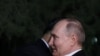 Tổng thống Nga Vladimir Putin ôm Chủ tịch Trung Quốc Tập Cận Bình sau cuộc hội đàm tại Bắc Kinh, ngày 16/5/2024 (ảnh do Thông Tấn Xã nhà nước Nga Sputnik phân phối) 