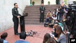 Jenderal Prayuth Chap-ocah (kanan) dalam konferensi pers di markas besar militer di Bangkok, Thailand (27/12).