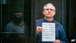 پل ویلان در دادگاهی در روسیه یادداشتی در دست دارد که بر روی آن نوشته «محاکمه فرمایشی» - ۱۵ ژوئن ۲۰۲۰ 