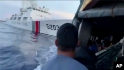 中国一艘海警船2023年10月22日在南中国海与一艘菲律宾补给船相撞。（菲律宾海警队视频截图）