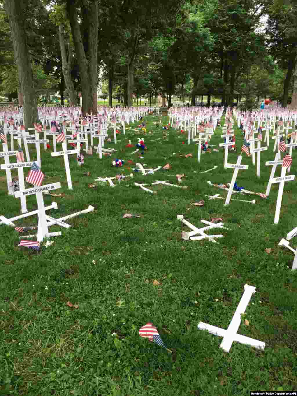 Cruzes em homenagem ao Memorial Day foram destruídas por um homem que conduzia uma carrinha e passou por cima delas em Henderson, Central Park de Kentucky. Maio 28, 2016. As cruzes foram colocadas para homenagear mais de 5 mil militares da cidade e condade de Henderson que serviram em conflitos onde as forças americanas estavam envolvidas