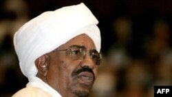 Sudanese President Omar al-Bashir delivers a speech during his swearing-in ceremony at the parliament in Khartoum, 27 May 2010 (file photo).