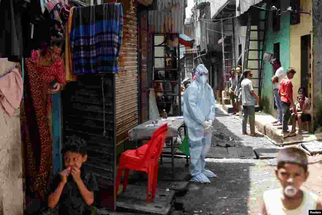 인도 뭄바이 빈민가에서 의료진이 신종 코로나바이러스 감염증(COVID-19) 테스트를 받기를 희망하는 주민들을 기다리고 있다. 