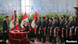 El nuevo ministro de Defensa de Perú, Walter Martos, es jurado por el presidente Martin Vizcarra durante una ceremonia en el palacio de gobierno en Lima, Perú, el jueves.