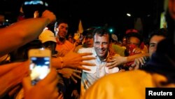 Venezuela's opposition leader and presidential candidate Henrique Capriles (C) greets supporters during a campaign rally in Caracas Apr. 1, 2013.