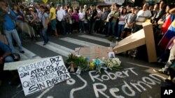 Vigilia por uno de los estudiantes muertos en los violentos enfrentamientos en Caracas.