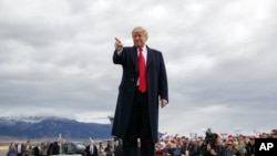 El presidente Donald Trump llega al aeropuerto internacional Gallatin Field en Belgrade, Montana., para un mitin electoral. Noviembre 3, 2018.