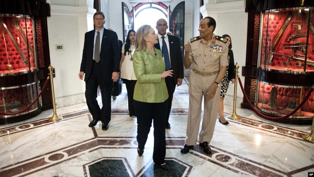 Komandan Tertinggi Militer Mesir, Hussein Tantawi dan Menlu AS Hillary Clinton di kantor Kementerian Pertahanan Mesir di Kairo (15/7).