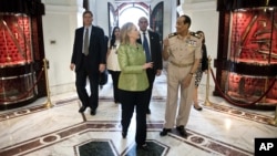 Komandan Tertinggi Militer Mesir, Hussein Tantawi dan Menlu AS Hillary Clinton di kantor Kementerian Pertahanan Mesir di Kairo (15/7).