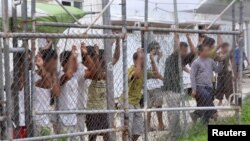 پناهجویان در مرکز نگهداری در جزیره مانوس