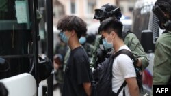 1일 홍콩 중심가에서 경찰이 민주화 요구 시위 참가자들을 연행하고 있다.