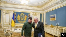 ARCHIVO - El enviado especial de Estados Unidos para Ucrania y Rusia, Keith Kellogg (derecha), y el presidente de Ucrania, Volodymyr Zelenskyy, hablan durante su reunión en Kiev, Ucrania, el 20 de febrero de 2025. (Foto AP/Evgeniy Maloletka).