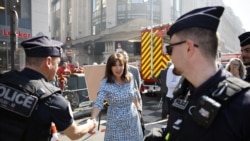 Wali Kota Paris Anne Hidalgo menyalami para petugas damkar yang berhasil memadamkan kebakaran di toserba BHV Marais di Paris, Selasa, 25 Juni 2024. (Foto: Olympia de Maismont/AFP)