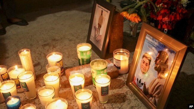 Un altar improvisado con fotografías de Evarado Ventura Hernández se encuentra en la casa de sus familiares en Agua Del Sol, Oaxaca, México, el miércoles 15 de mayo de 2024. Ventura Hernández fue uno de los ocho trabajadores agrícolas muertos en un autobús que volcó en Florida.