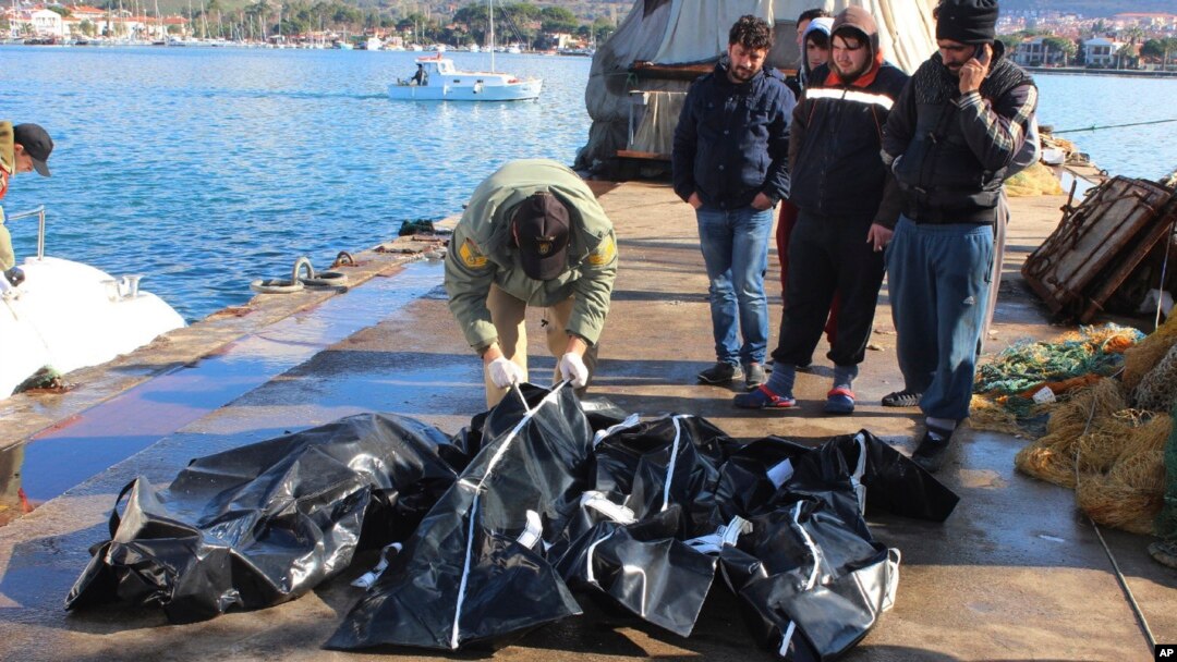 Warga memeriksa mayat migran yang tenggelam saat berupaya untuk menuju Greece di pelabuhan dekat Izmir, Turki (21/1).