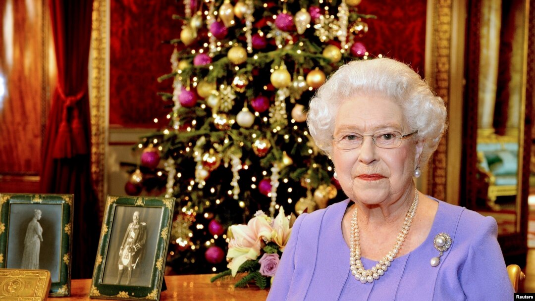 Ratu Elizabeth berpose di ruang makan Istana Buckingham, London seusai rekaman pidato Natal tahunan, 10 December 2014 (Foto: dok). 