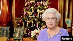 Ratu Elizabeth berpose di ruang makan Istana Buckingham, London seusai rekaman pidato Natal tahunan, 10 December 2014 (Foto: dok). 