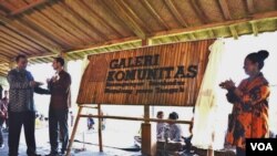 Peresmian Galeri Komunitas di desa Karanganyar Borobudur, Magelang Jawa Tengah oleh Shahbaz Khan (UNESCO), James Gilling (Australia) dan Prof. Wiendu Nuryanti, Rabu 14/5 (foto: VOA/Munarsih). 