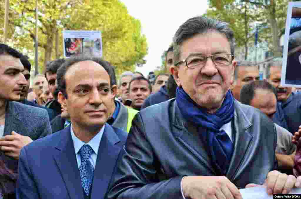 Sol Parti kurucusu ve eski cumhurbaşkanı adaylarından Jean-Luc Mélenchon, Paris'teki Republique Meydanı’nda gösteri düzenleyenler arasında Şanlıurfa Belediye Başkanı Osman Baydemir'le - Fotoğraflar: Gerard Valck