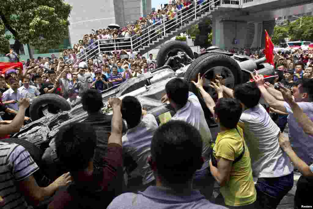 2012年8月19日，抗议者在广东深圳举行的反日抗议活动中掀翻了日本品牌的警车。