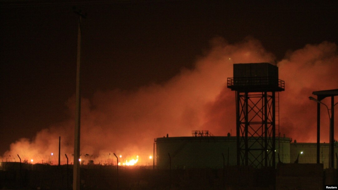 Sebuah pabrik senjata di ibukota Khartoum, Sudan terbakar setelah ledakan hari Selasa malam (23/10).