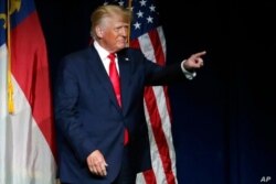 El expresidente Donald Trump saluda a la multitud en la Convención Republicana de Carolina del Norte, el 5 de junio de 2021, en Greenville, Carolina del Norte.