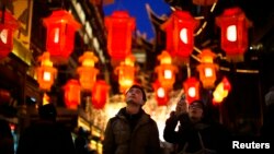 Sepasang kekasih melihat-lihat lentera khas Tahun Baru China di Taman Yuyuan, Shanghai. (Reuters/Carlos Barria)