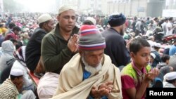 Devotees pray together during "Bishwa Ijtema", the world congregation of Muslims, on the banks of the Turag river in Tongi near Bangladesh's capital Dhaka, Jan. 10, 2016. 