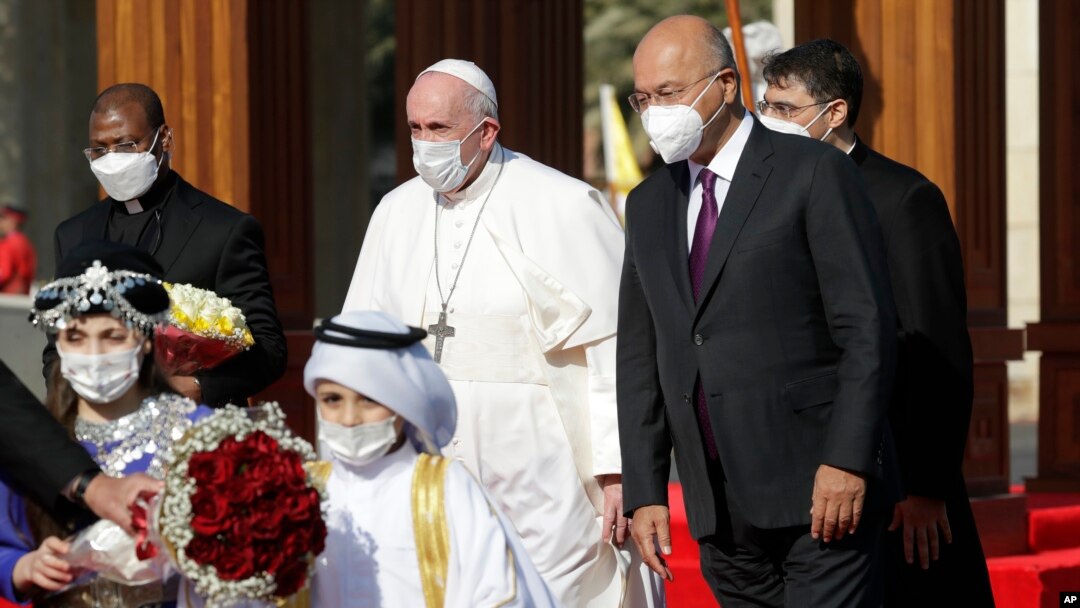 Paus Fransiskus disambut oleh Presiden Irak Barham Salih, di istana Presiden di Baghdad, Jumat, 5 Maret 2021. 
