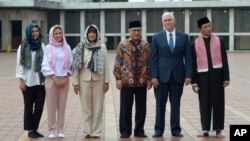 Wapres AS Mike Pence (kedua dari kanan) bersama dua putrinya: Audrey and Charlotte, serta istrinya Karen, saat mengunjungi Masjid Istiqlal di Jakarta, Kamis (20/4).