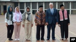 Wapres AS Mike Pence (dua dari kanan) foto bersama dari kiri ke kanan: Putrinya Audrey dan Charlotte, istrinya, Karen, Kepala Masjid Istiqlal Muhammad Muzammil Basyuni dan Imam Besar Masjid Istiqlal Nasaruddin Umar di Masjid Istiqlal, Jakarta, 20 April 2017. (Adek Berry/Pool Photo via AP)