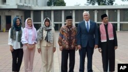 Wapres AS Mike Pence (dua dari kanan) foto bersama dari kiri ke kanan: Putrinya Audrey dan Charlotte, istrinya, Karen, Kepala Masjid Istiqlal Muhammad Muzammil Basyuni dan Imam Besar Masjid Istiqlal Nasaruddin Umar di Masjid Istiqlal, Jakarta, 20 April 2017. (Adek Berry/Pool Photo via AP)