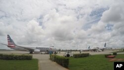 En esta foto del 10 de junio de 2016 se ven aviones de American Airlines y Jet Blue en vuelos chárter aguardando despegar del Aeropuerto José Martí en La Habana, Cuba.